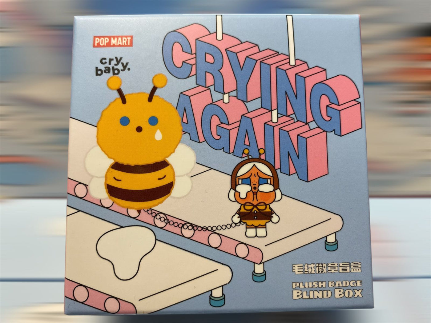 POP MART CRYBABY Caja ciega con insignia de felpa y metal