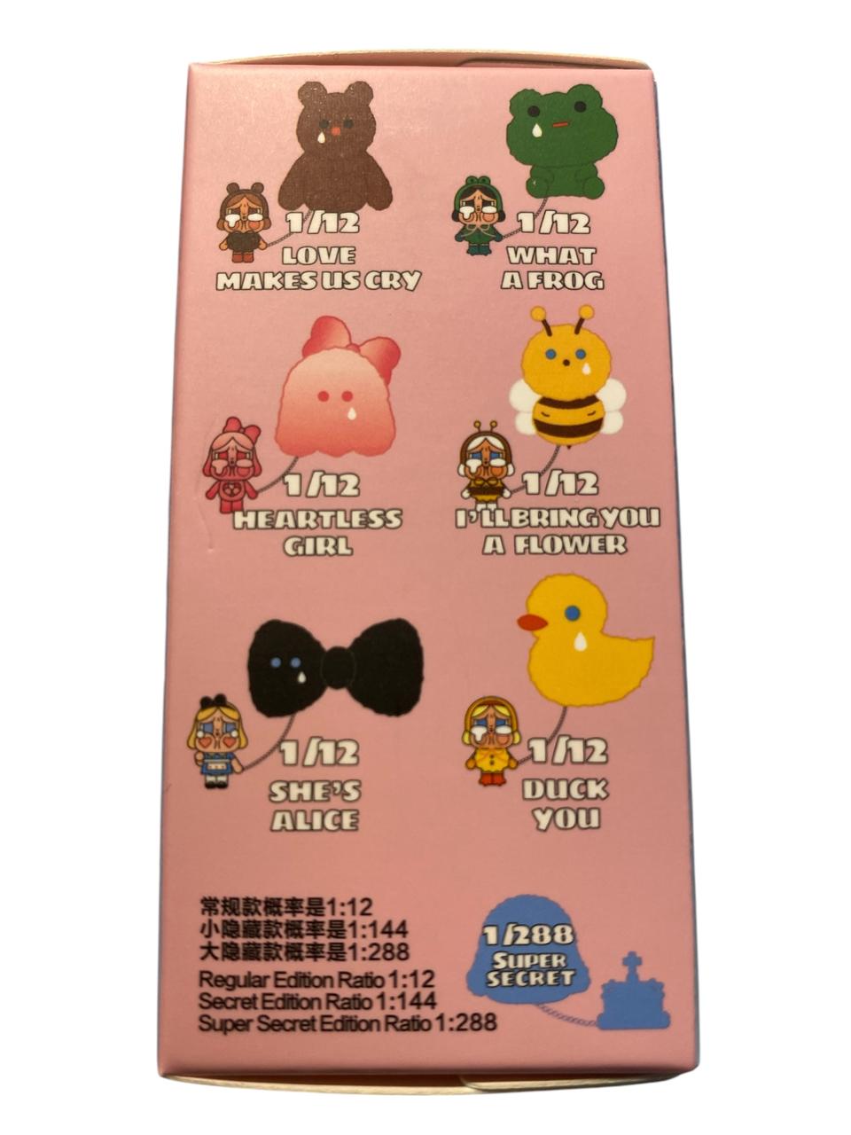 POP MART CRYBABY Caja ciega con insignia de felpa y metal